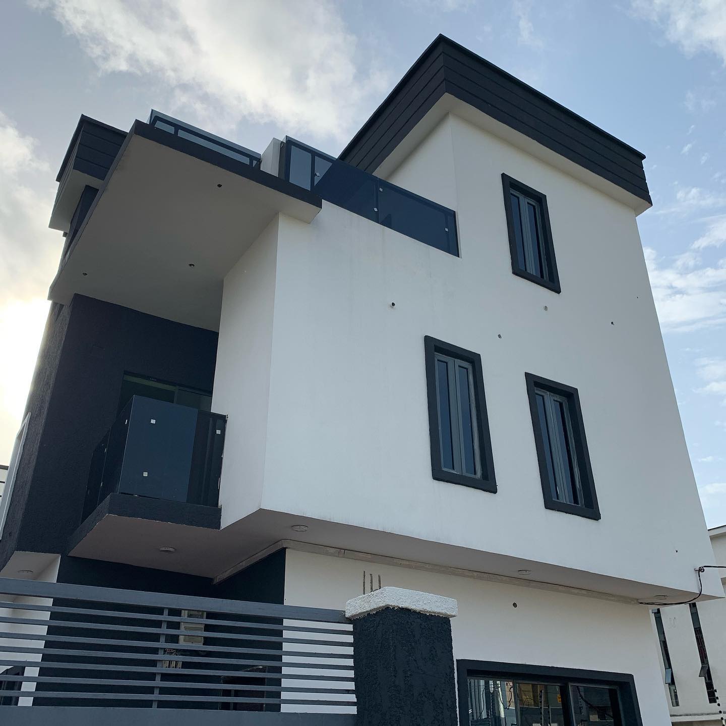 4 BEDROOM FULLY DETACHED DUPLEX